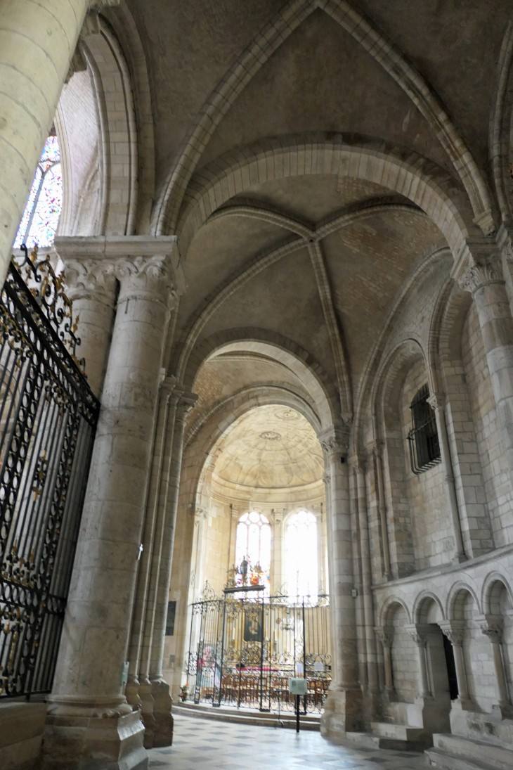 Cathédrale Saint Etienne : le déambulatoire - Sens