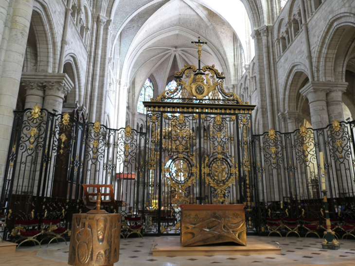 Cathédrale Saint Etienne : le choeur entouré d'une grille - Sens