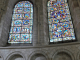 cathédrale Saint Etienne : vitraux à arcature romane dans le déambulatoire