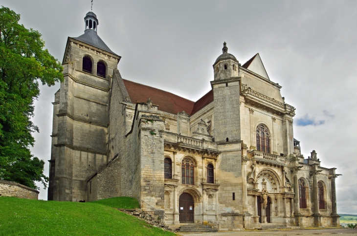 L'église Saint-Pierre. À l’origine il y avait une chapelle romane qui fut détruite en 1288 pour l’édification de fortifications.  À la fin du XV e siècle, construction de la tour ouest de l’église culminant à 230 m. Elle permet d’y loger un guetteur.  En  - Tonnerre