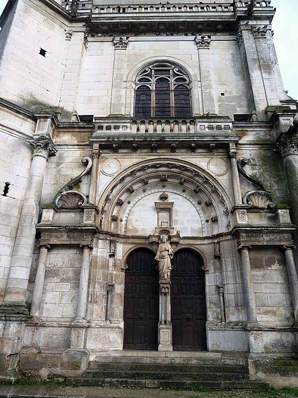 Le portail Est de l'église Saint Pierre - Tonnerre