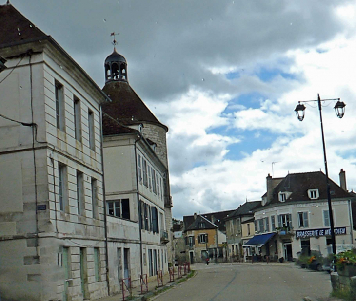 La mairie eu centre du village - Vermenton