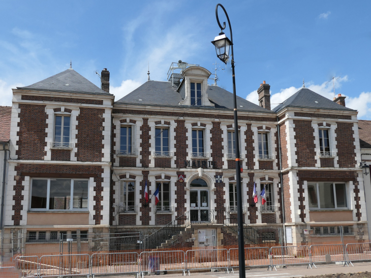 Place de la Liberté : la mairie - Villeneuve-l'Archevêque