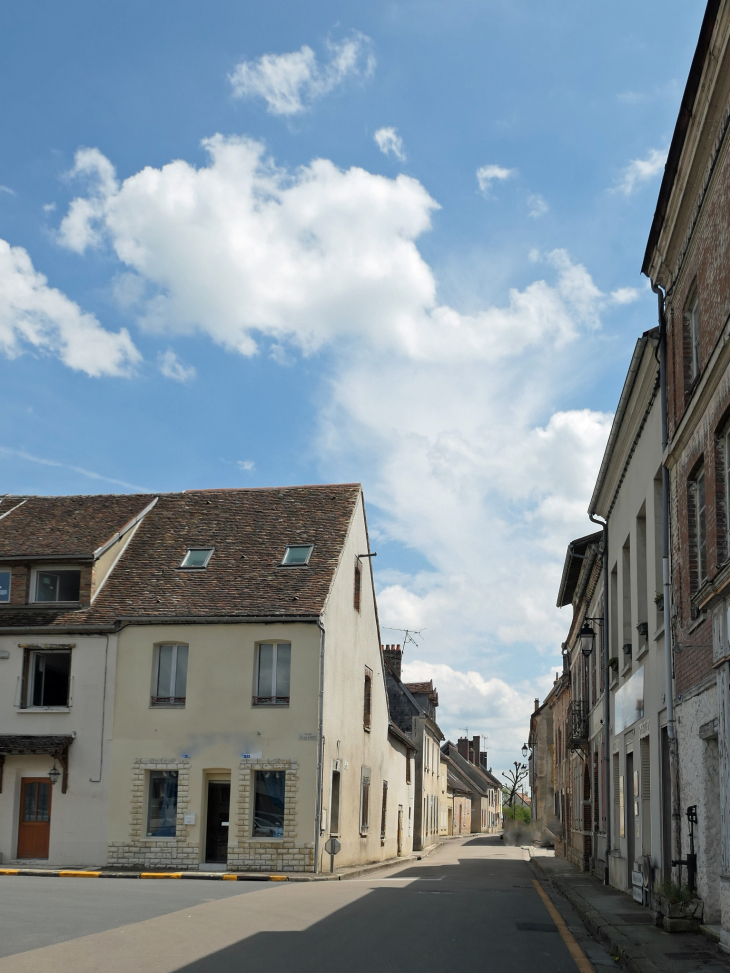 La rue Gambetta - Villeneuve-l'Archevêque