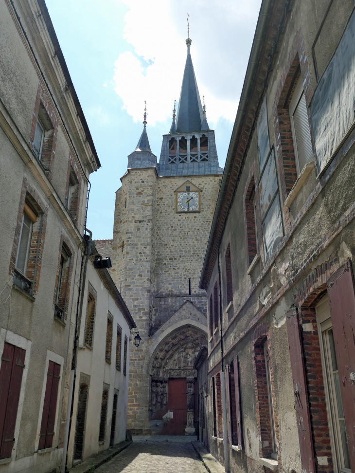 La rue Michelet : vers l'église Notre Dame - Villeneuve-l'Archevêque