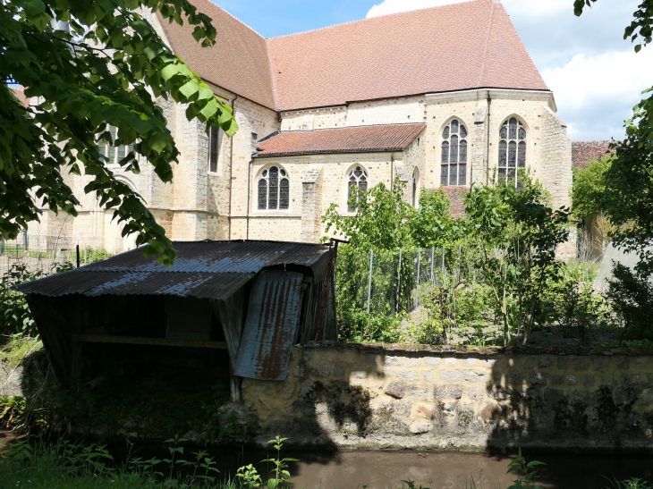 Le chevet de l'église Notre Dame vu des jardins - Villeneuve-l'Archevêque