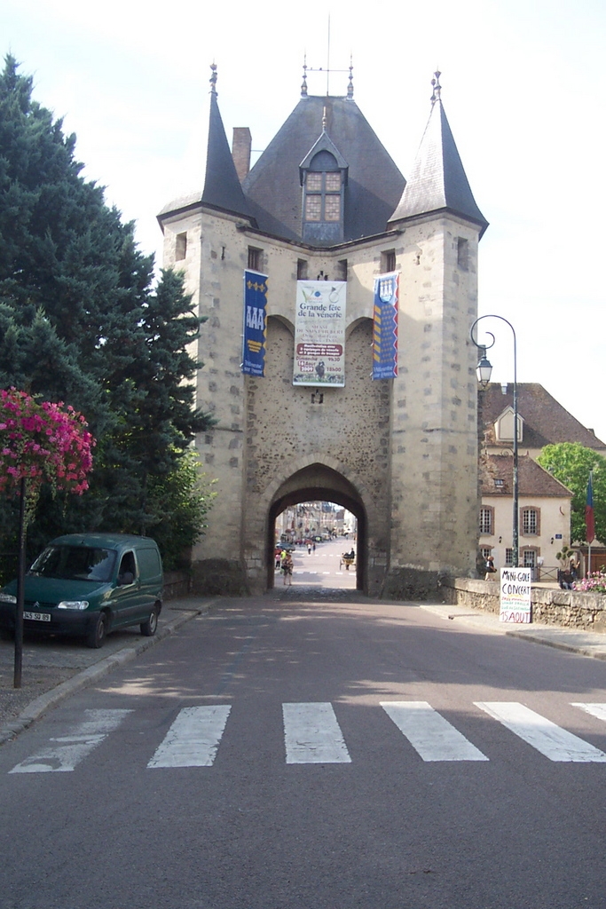 Villeneuve-sur-Yonne porte de sens