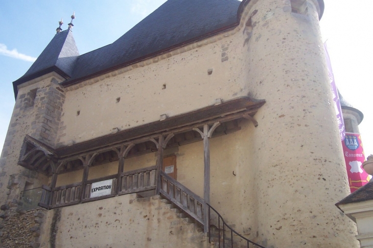 Villeneuve-sur-Yonne porte de sens vue de la mairie