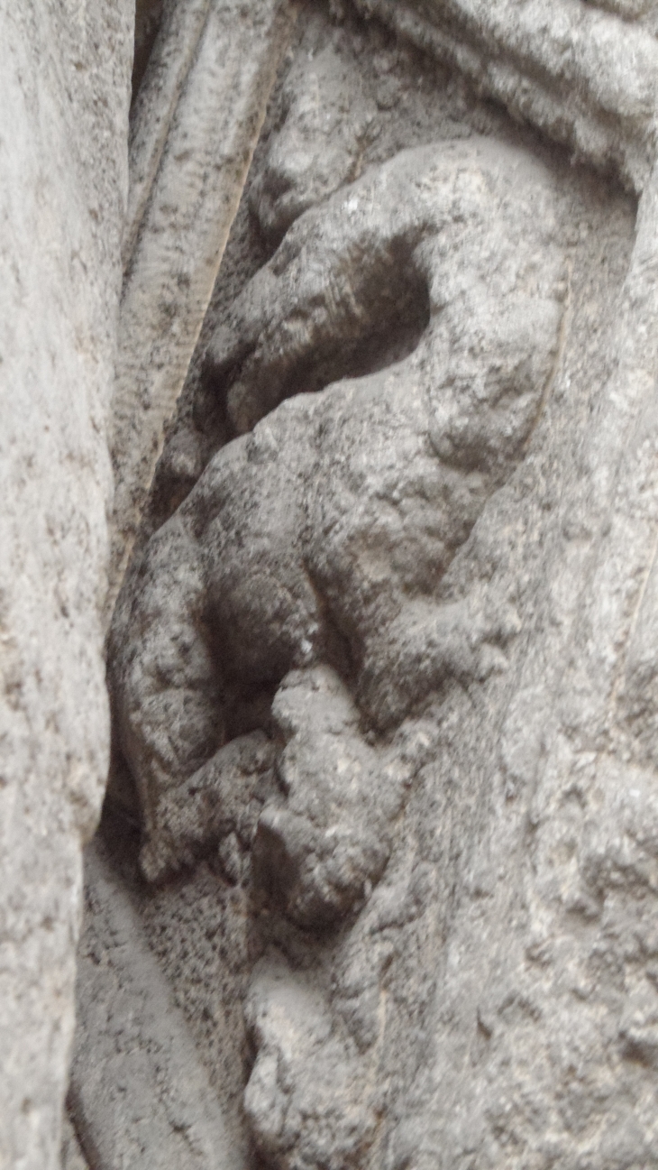 Une salamandre cachée entre deux pilliers de l'église.  - Villeneuve-sur-Yonne