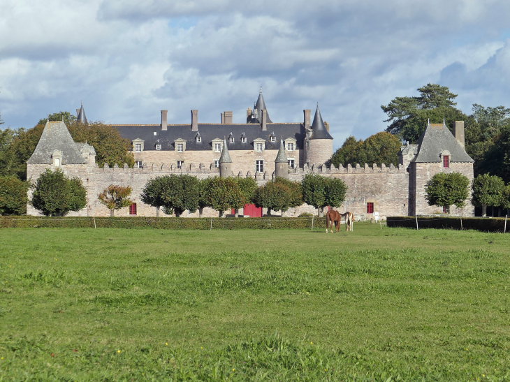 Le château de Bienassis : vue d'ensemble extérieure - Erquy