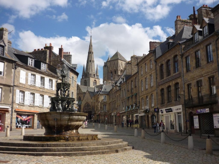 Fontaine La Plomée à Guingamp face à la Basilique