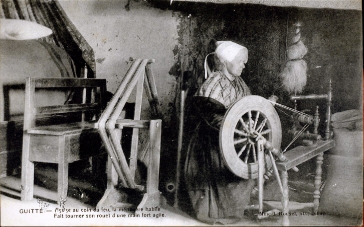 Assise au coin du feu, la ménagère habile et fait tourner son rouet d'une main fort agile, vers 1904 (carte postale ancienne). - Guitté