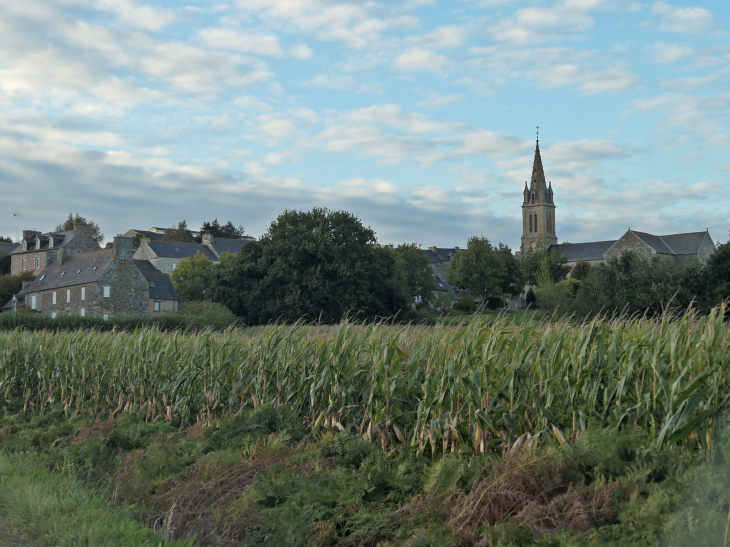 Vue sur le village et son église - Hénansal