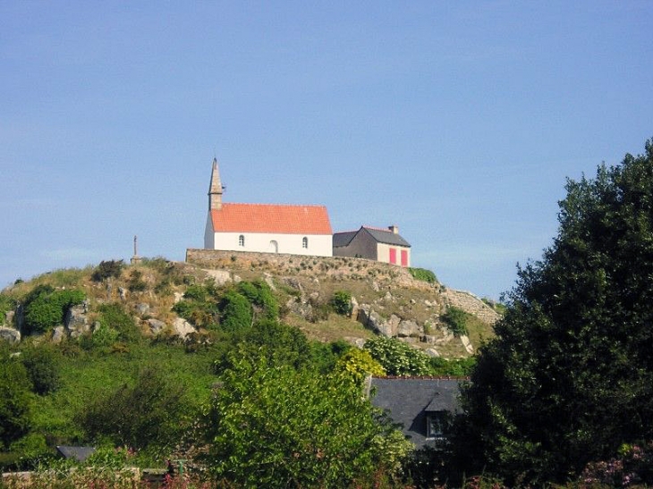 Vue sur la chapelle Saint Michel - Île-de-Bréhat