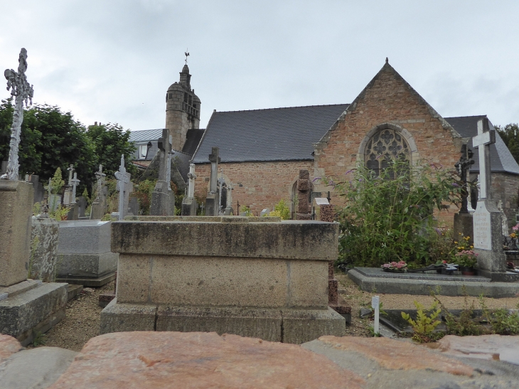 Le bourg : l'église Notre Dame - Île-de-Bréhat