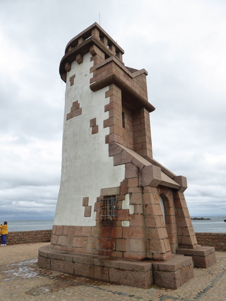 île du Nord :  le phare du Paon - Île-de-Bréhat