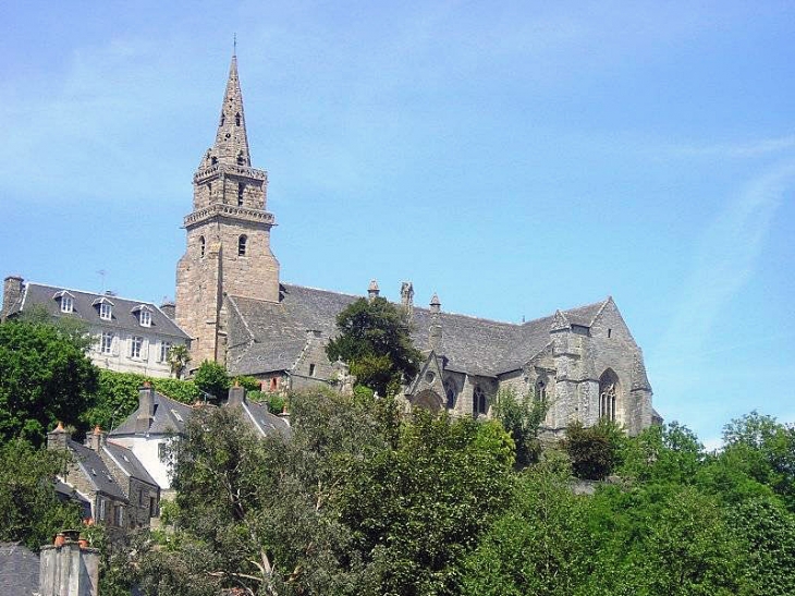 L'église de Brélévenez en haut des marches - Lannion
