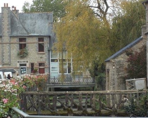 A Mairie à cheval sur la rivière du Saint Emilion - Loguivy-Plougras