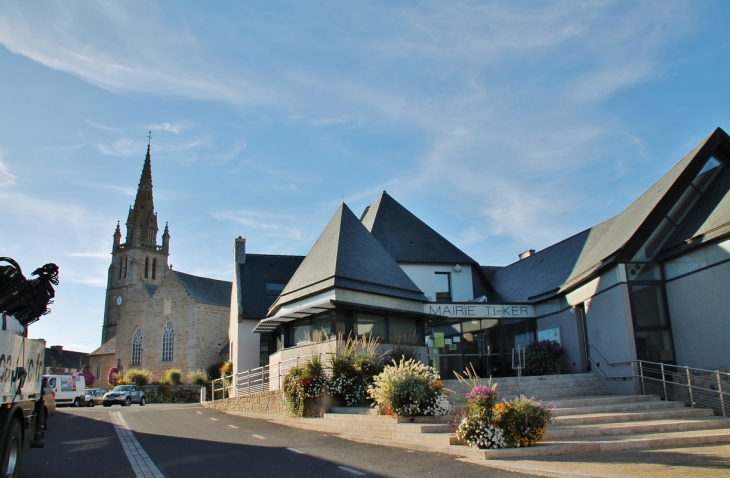 La Mairie et L'église - Pleumeur-Bodou