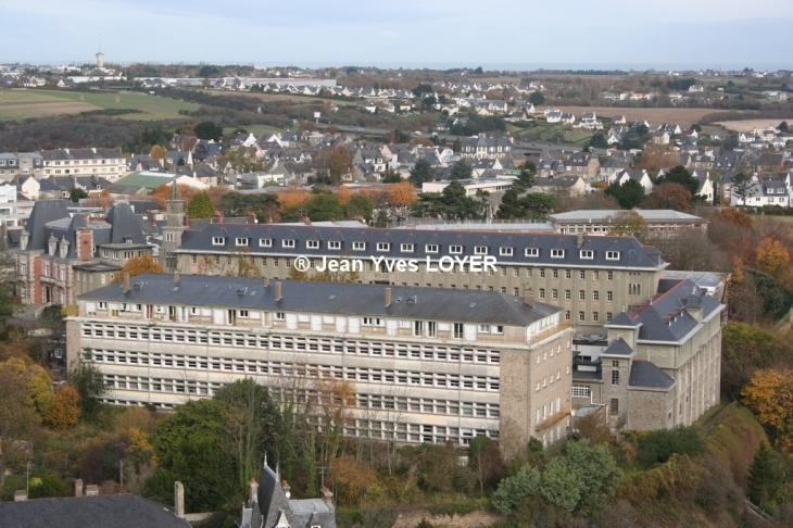 Saint-Brieuc vue de la tour d'Armor sur la terrasse du 19e et dernier étage à une hauteur de 50 mètres sur le lycée Renan