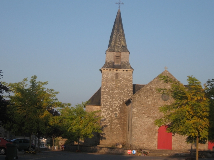 Eglise sur la place du village - Saint-Carné
