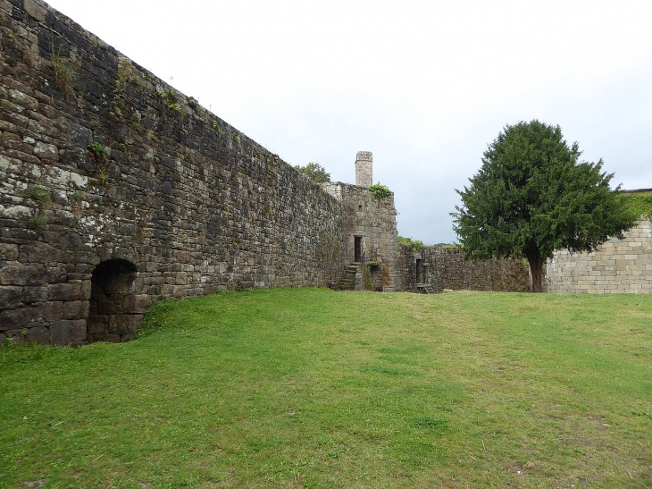 Dans la cour du château - Tonquédec