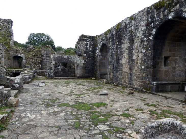 Dans le château - Tonquédec