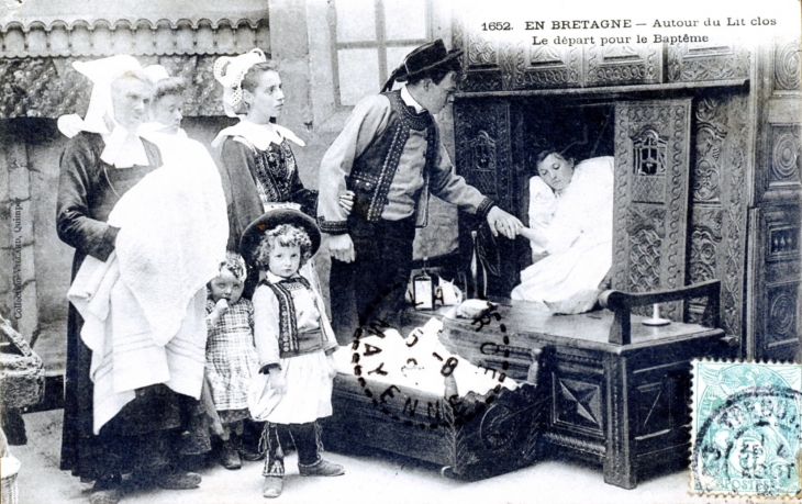 Autour-du-lit-clos-le-depart-pour-le-baptème-vers-1906-carte-postale-ancienne - Tréguier