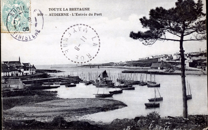 L'entrée du port, vers 1905 (carte postale ancienne). - Audierne