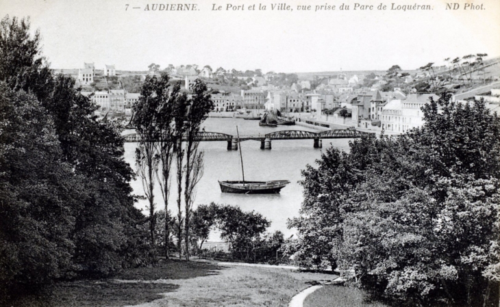 Le Port et la Ville, vue prise du Parc de Loquéran, vers 1920 (carte postale ancienne). - Audierne