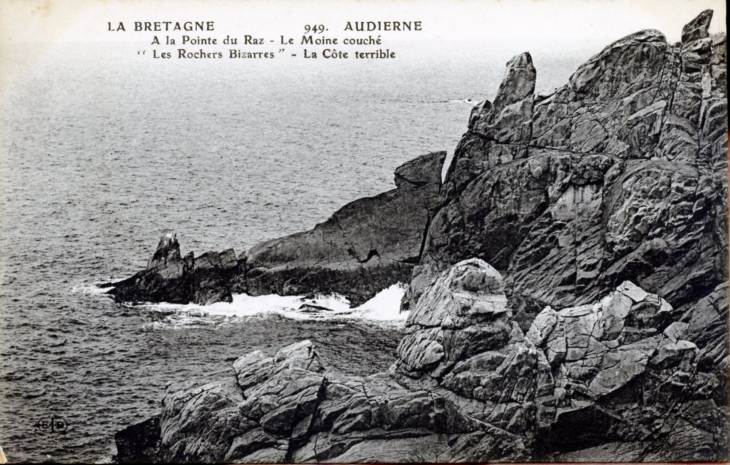 A la Pointe du Raz - Le Moine couché -  vers 1920 (carte postale ancirenne). - Audierne