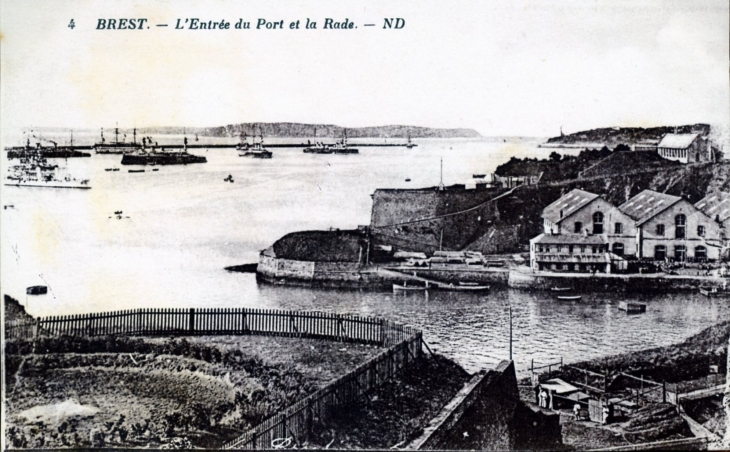 L'entrée du port et la Rade, vers 1920 (carte postale ancienne). - Brest
