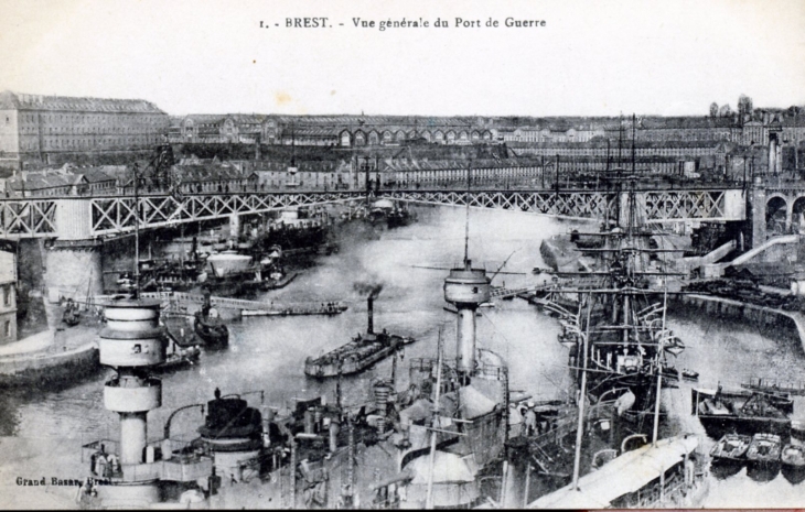 Vue générale du port de guerre, vers 1920 (carte postale ancienne). - Brest