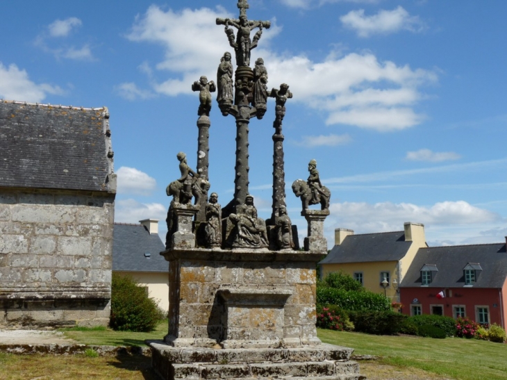 Le calvaire, pres de l'église - Cléden-Poher