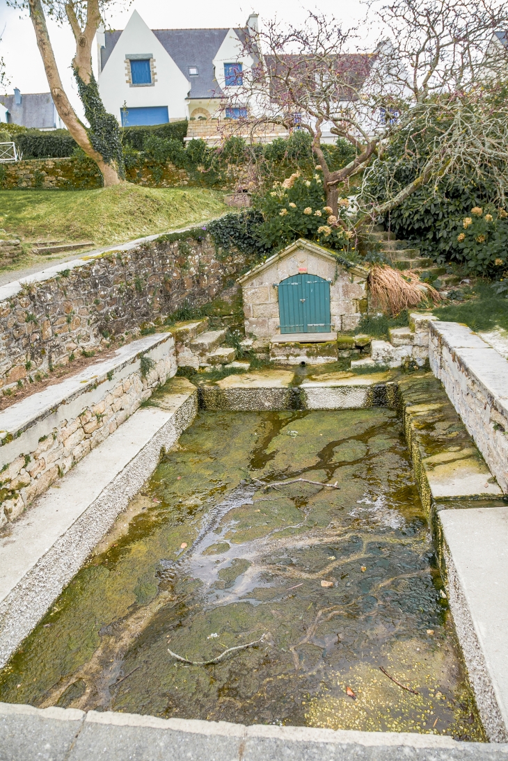 Fontaine et lavoir de la Chapelle de Ste Marine - Combrit