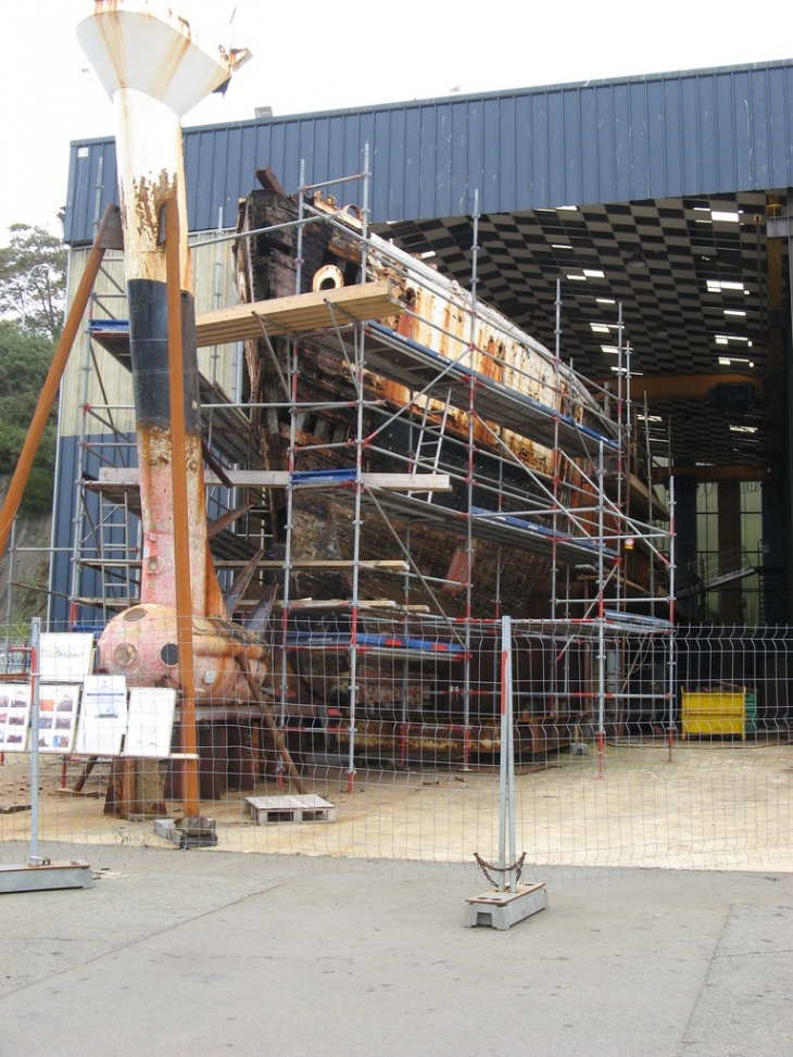 La Calypso en chantier dans un hangar du Port. - Concarneau