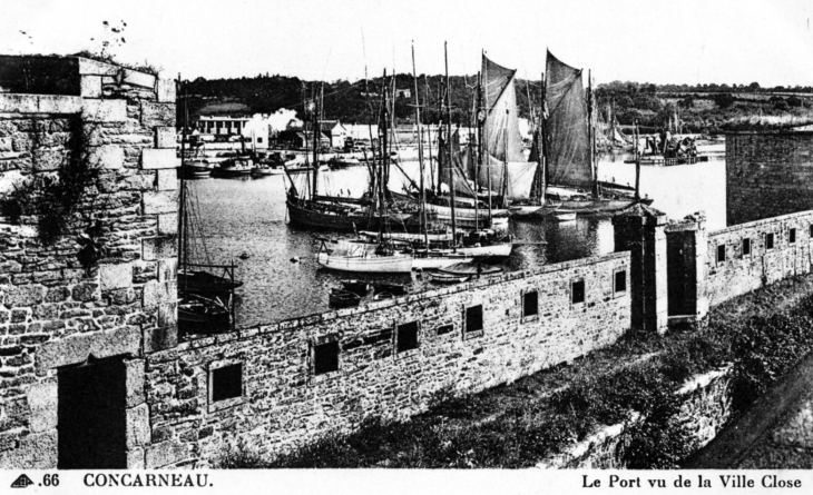 Le port vu de la ville close, vers 1930 (carte postale ancienne). - Concarneau