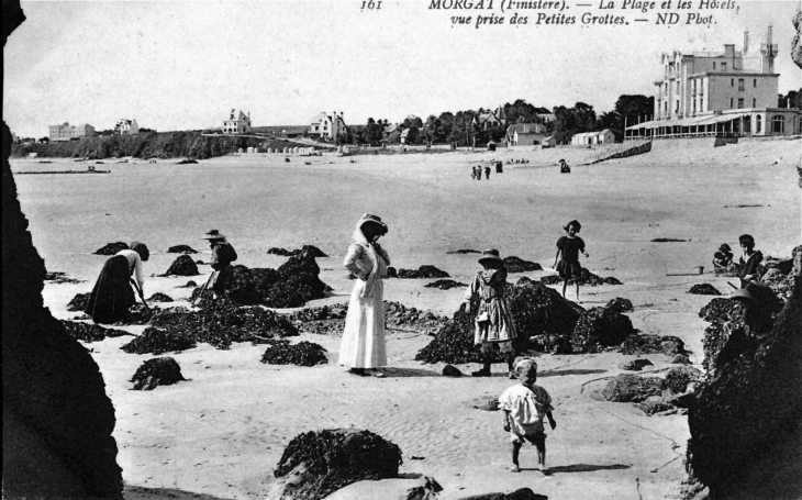 Morgat - La Plage et les Hôtels, vue prise des Petites Grottes, vers 1920 (carte postale ancienne). - Crozon