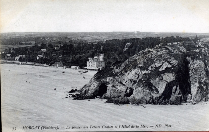 Morgat - Le Rocher des PetitesGrottes et l'Hôtel de la Mer,vers 1920 (carte postale ancienne). - Crozon
