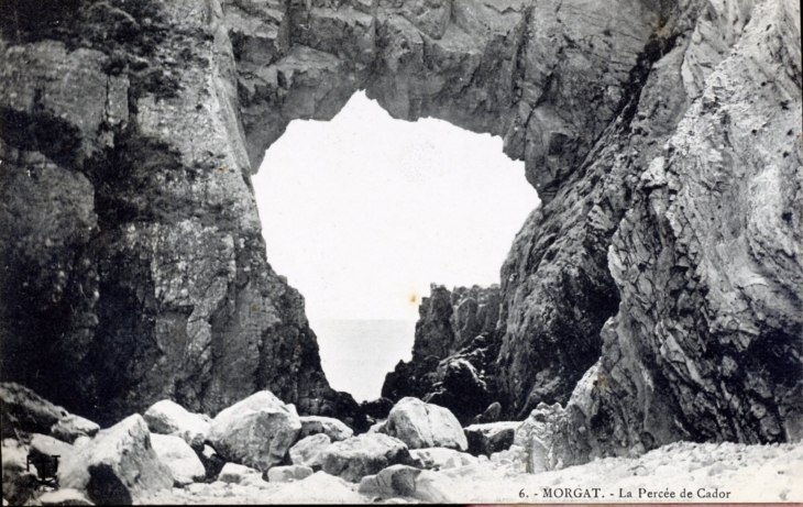 Morgat - La percée de Cador, vers 1920 (carte postale ancienne). - Crozon