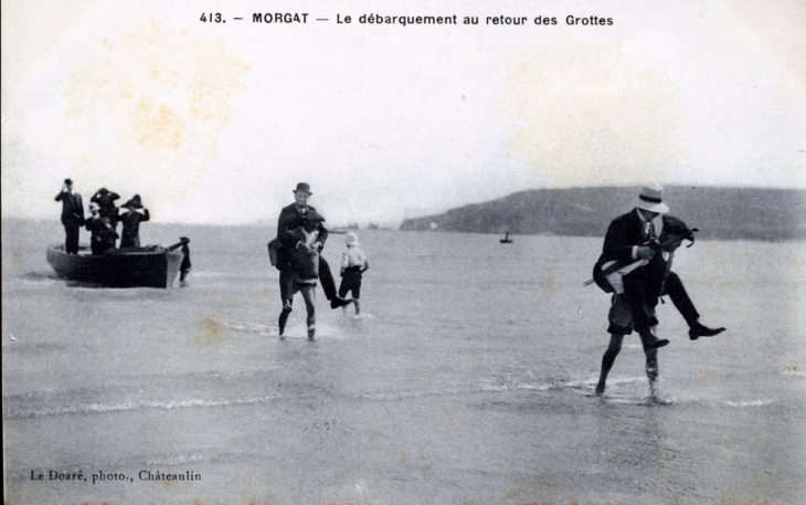 Morgat - Le débarquement au retour des Grottes, vers 1920 (carte postale ancienne). - Crozon