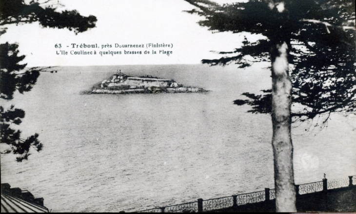 Theboul - L'ile Coulinec à quelques brasses de la plage, vers 1910 (carte postale ancienne). - Douarnenez