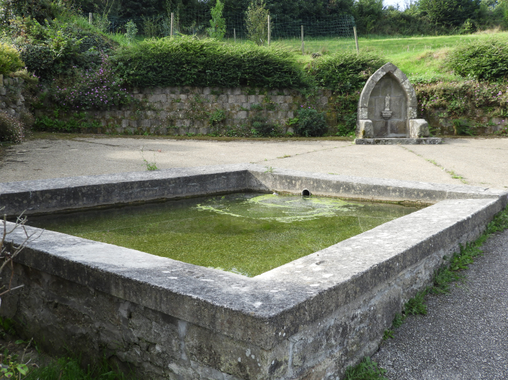 Fontaine et lavoir de la Chapelle St Guénolé à Guelvain... - Edern