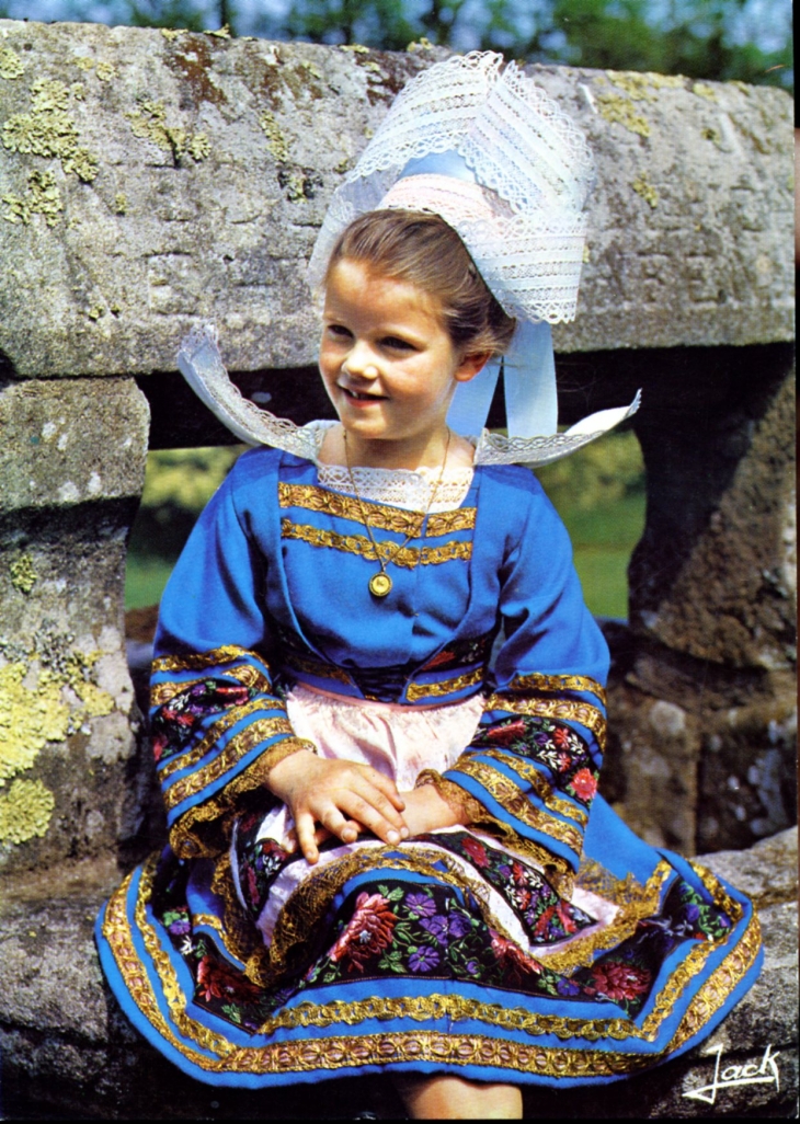 Fillette en costume de Fouesnant. Carte postale 1990.