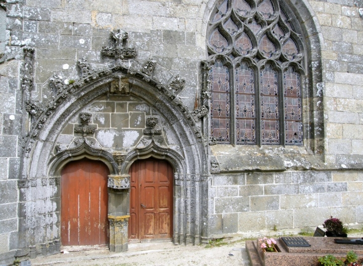 Ancien portail de l'Eglise en pierre de Kersanton - Goulven