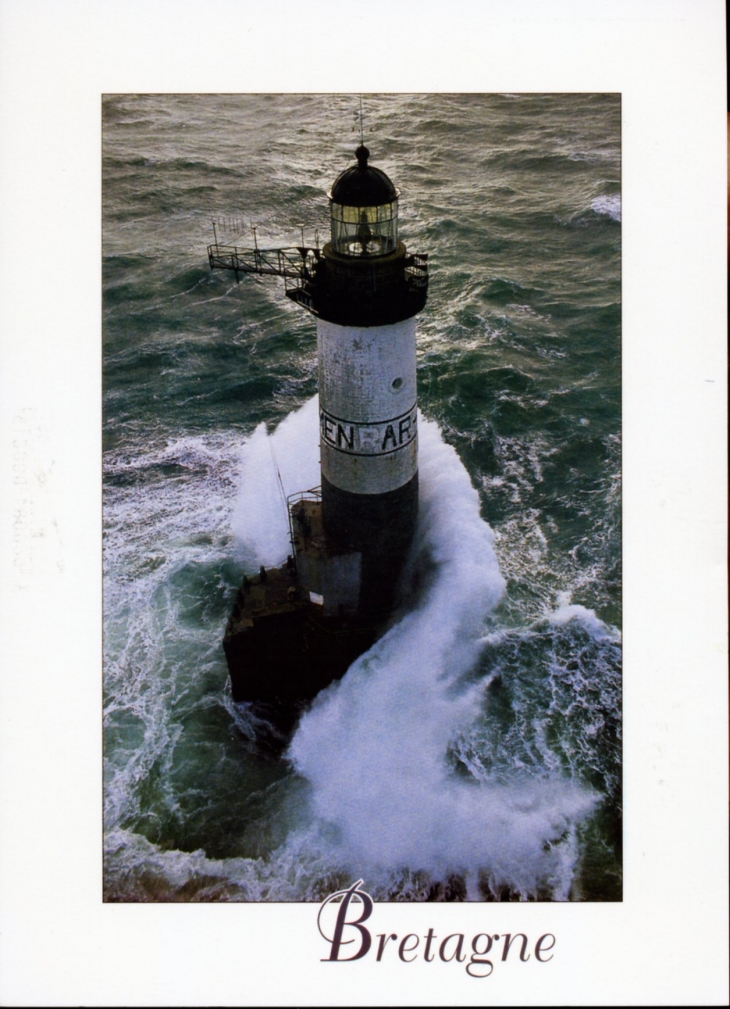 Le Phare d'Ar-Men dans la tempête. Carte postale 1990). - Île-de-Sein