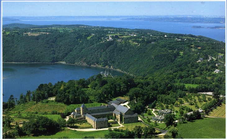L'Abbaye Saint-Guénolé et le cimetière de bateaux (carte postale de 1990) - Landévennec