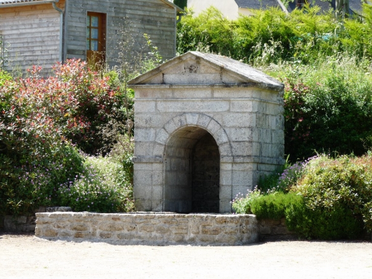La fontaine , sur la place du village - Locmaria-Berrien