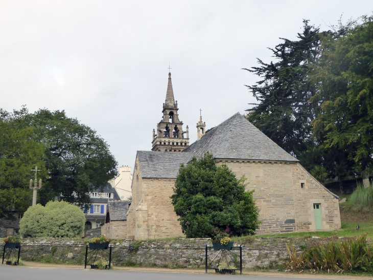 L'église Saint Guénolé  à l'entrée du village - Locquénolé