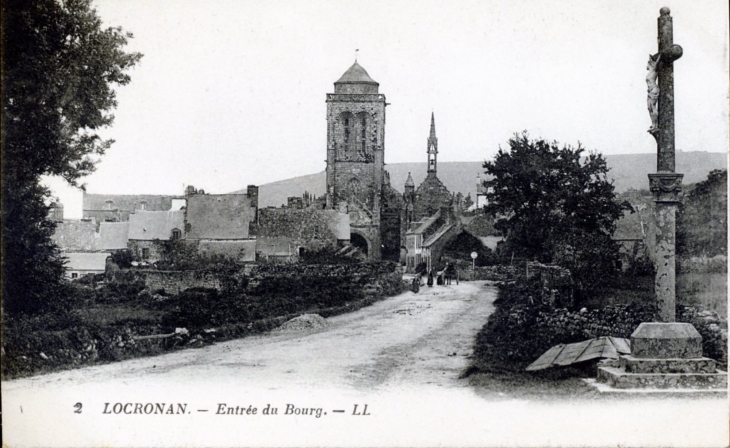L'entrée du bourg, vers 1910 (carte postale ancienne). - Locronan
